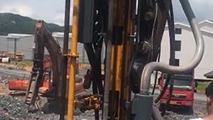 Bor Batu Hidraulik yang Dipasang pada Ekskavator T6 Sedang Beroperasi