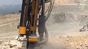 Bor Batu Hidraulik yang Dipasang pada Ekskavator T6 Sedang Beroperasi