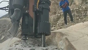 Mesin Pemecah Batu Hidraulik PL-1000L Sedang Beroperasi